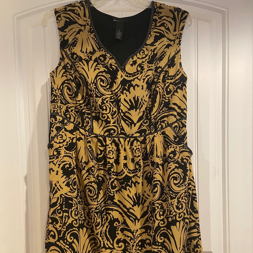 Sleeveless lined dress with pockets